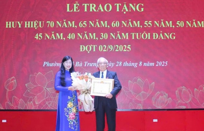 124 đảng viên phường Hai Bà Trưng nhận Huy hiệu Đảng