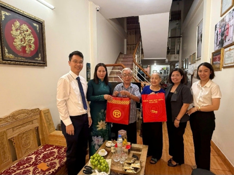 Lãnh đạo xã Gia Lâm trao Huy hiệu Đảng tại nhà cho các đảng viên cao tuổi
