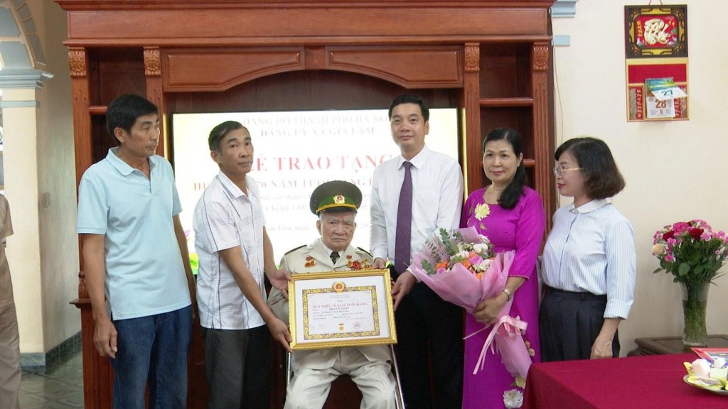 Lãnh đạo xã Gia Lâm trao Huy hiệu Đảng tại nhà cho các đảng viên cao tuổi