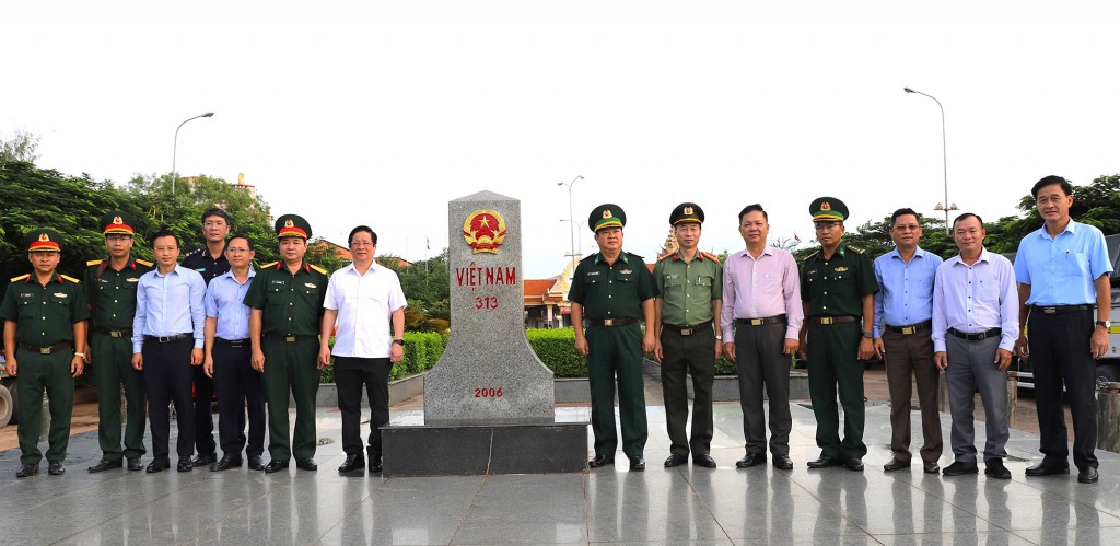 Chủ tịch UBND tỉnh Hồ Văn Mừng khảo sát tình hình an ninh biên giới tại Cửa khẩu quốc tế Hà Tiên, tỉnh An Giang