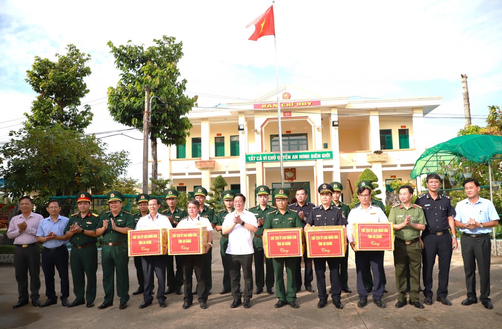 Chủ tịch UBND tỉnh An Giang Hồ Văn Mừng đến thăm hỏi và tặng quà cho cán bộ, chiến sĩ các đơn vị và bộ phận làm việc tại Cửa khẩu quốc tế Hà Tiên