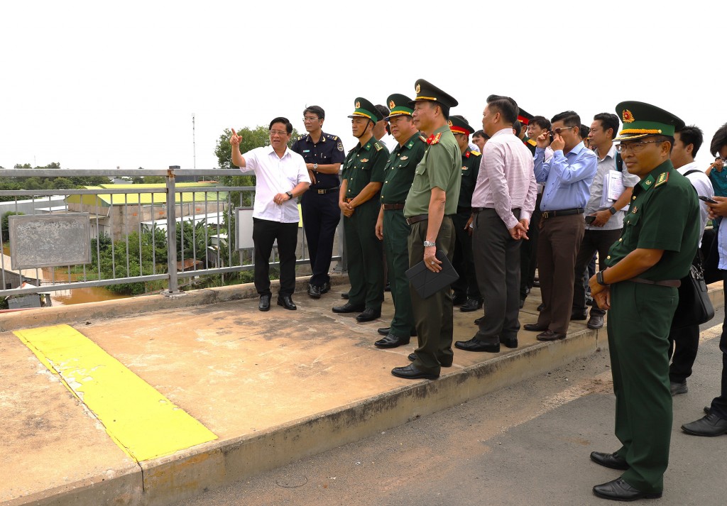 Chủ tịch UBND tỉnh Hồ Văn Mừng đến khảo sát và làm việc tại Cửa khẩu chính Khánh Bình