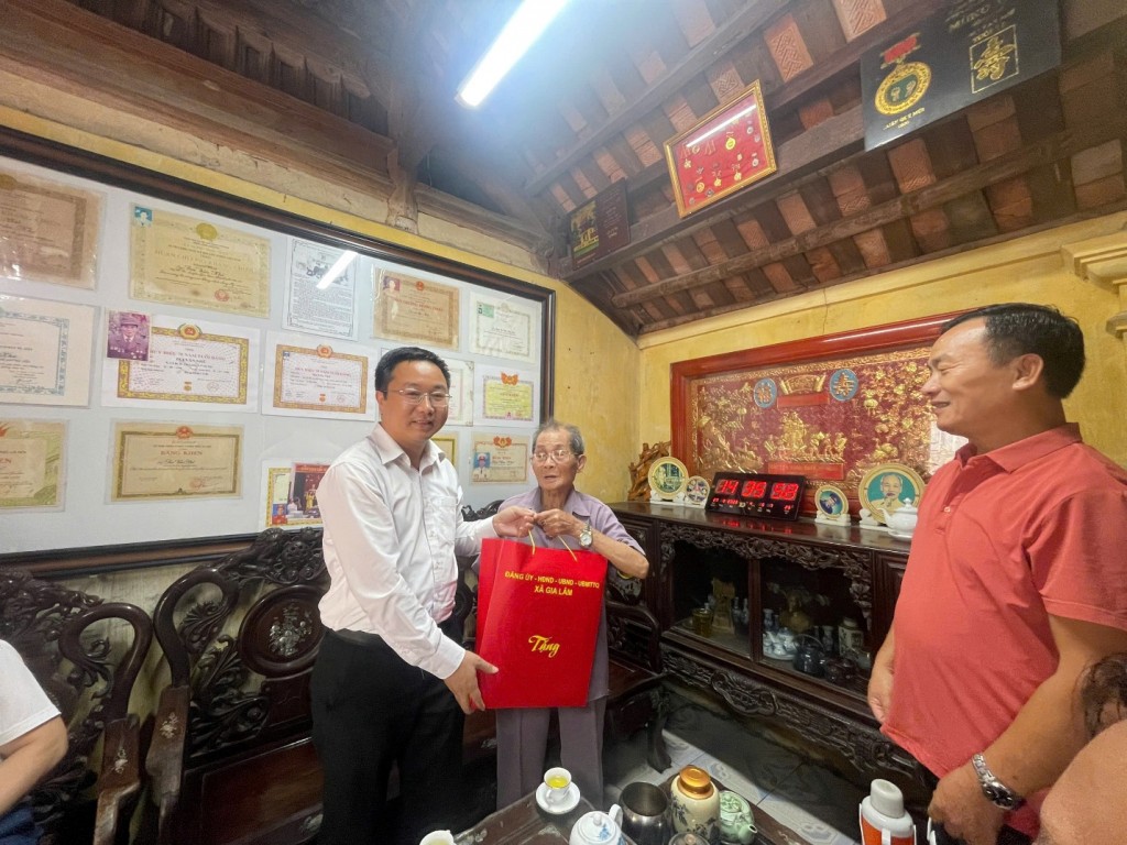Lãnh đạo xã Gia Lâm trao Huy hiệu Đảng tại nhà cho các đảng viên cao tuổi