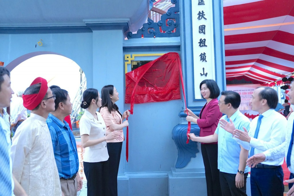 cắt băng khánh thành công trình tu bổ, tôn tạo Di tích lịch sử, văn hóa cấp quốc gia đền Thanh Ấm. Ảnh: Sơn Tùng