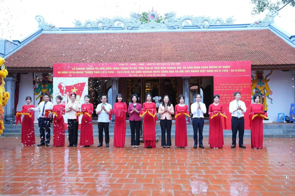 cắt băng khánh thành công trình tu bổ, tôn tạo Di tích lịch sử, văn hóa cấp quốc gia Đền Thanh Ấm. Ảnh: Sơn Tùng