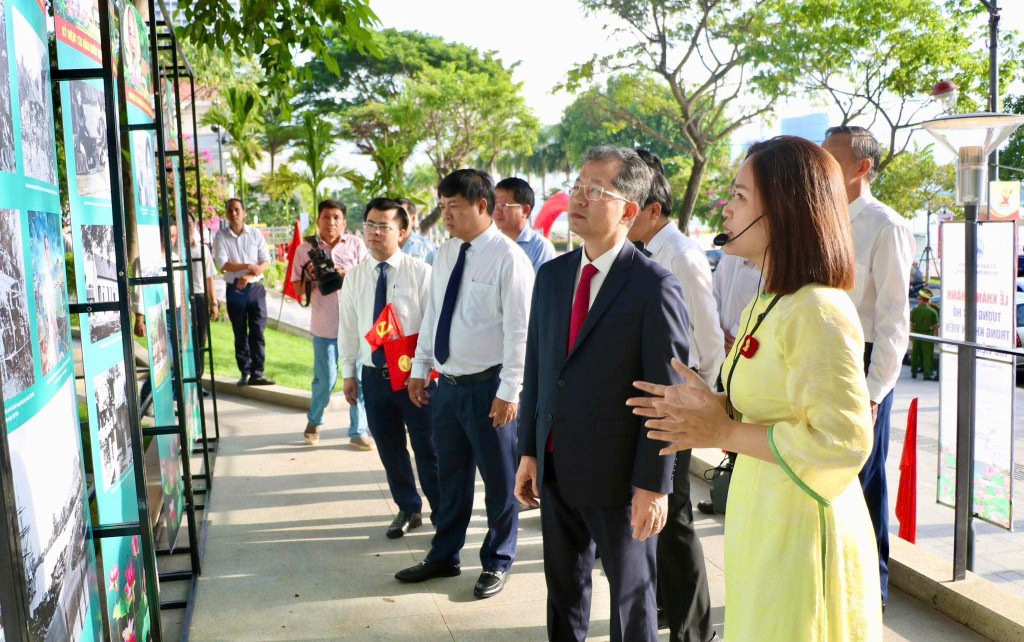 Bí thư Thành ủy Đà Nẵng Nguyễn Văn Quảng tham quan khuôn viên Thư viện Đà Nẵng 