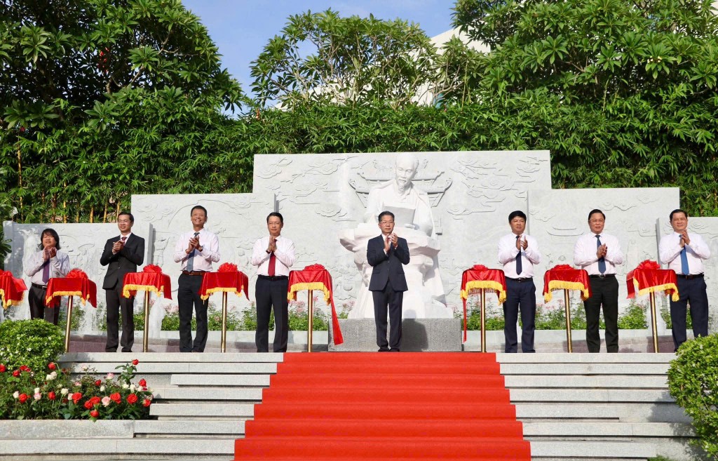 Khánh thành tượng Bác Hồ trong khuôn viên Thư viện Đà Nẵng