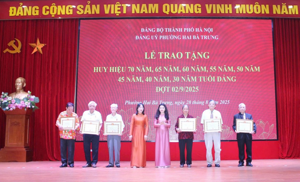 Trao Huy hiệu Đảng