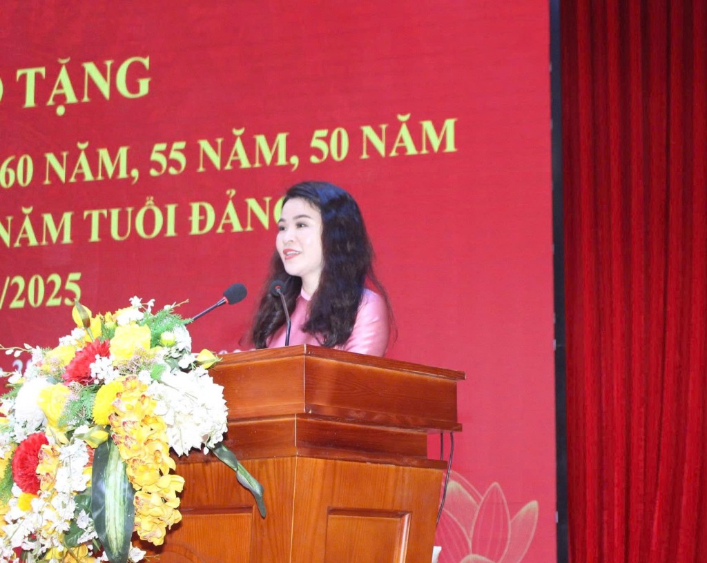 Trao Huy hiệu Đảng