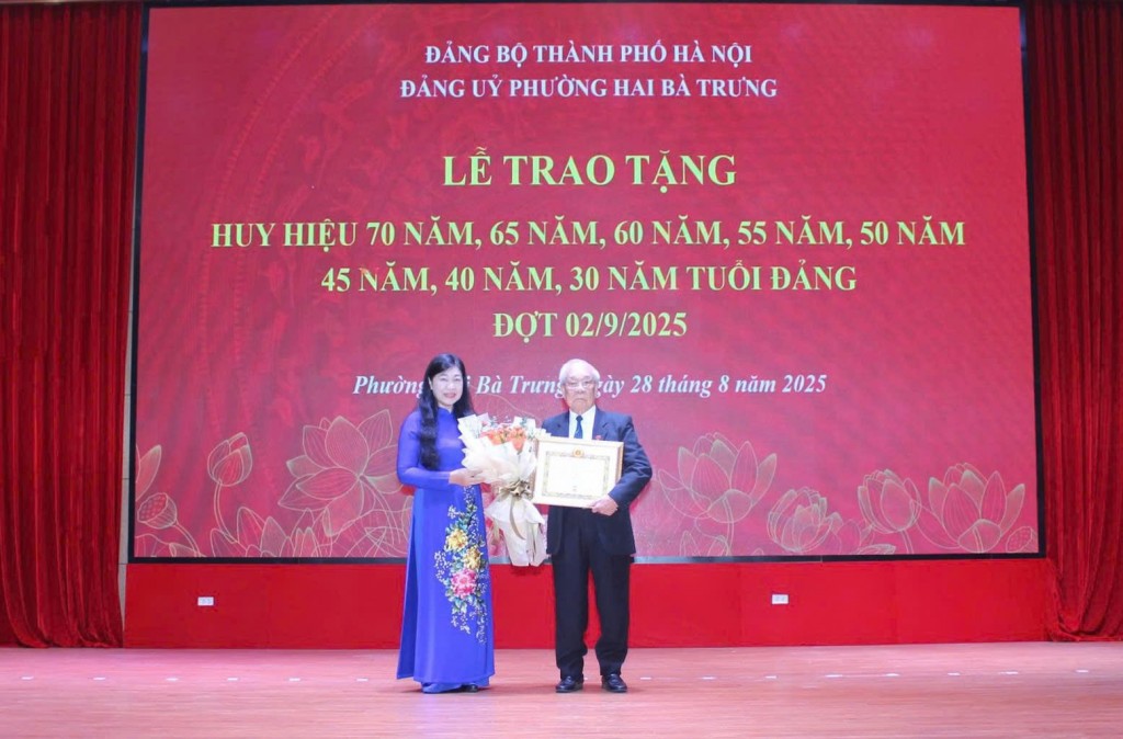 Trao Huy hiệu Đảng