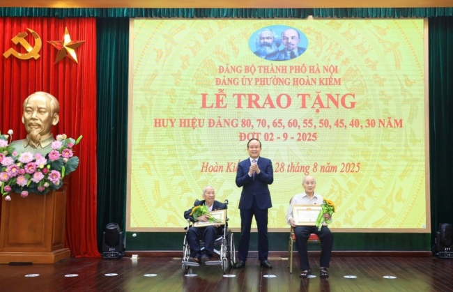 Tri ân những cống hiến bền bỉ của các thế hệ đảng viên