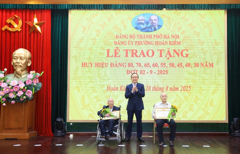 Tri ân những cống hiến bền bỉ của các thế hệ đảng viên