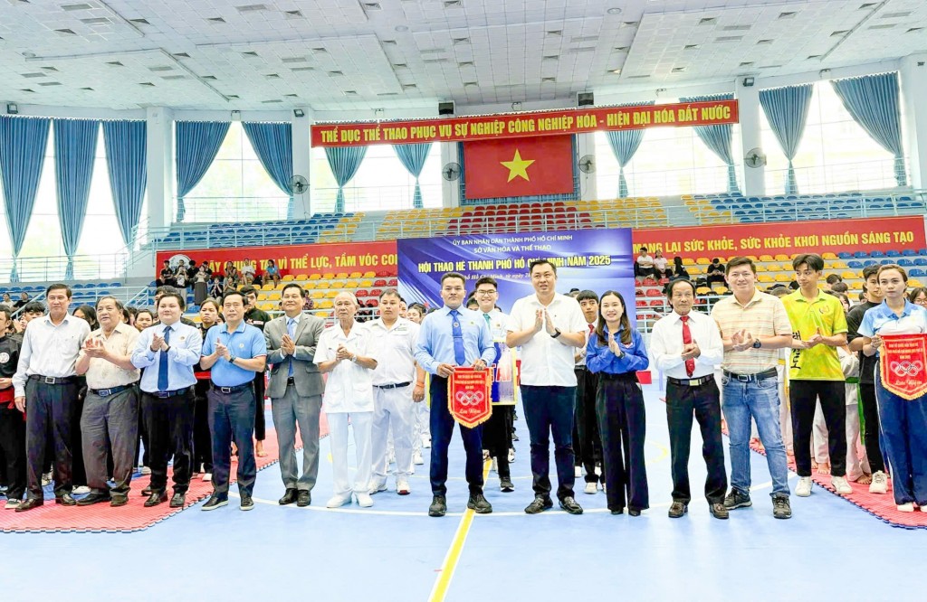 Đại biểu đến dự Lễ khai mạc hội thao và tặng cờ lưu niệm cho các đoàn tham dự hội thao