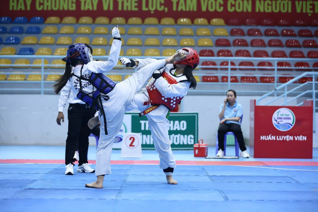 Các vận động viên thi đấu sôi nổi ngay sau Lễ khai mạc