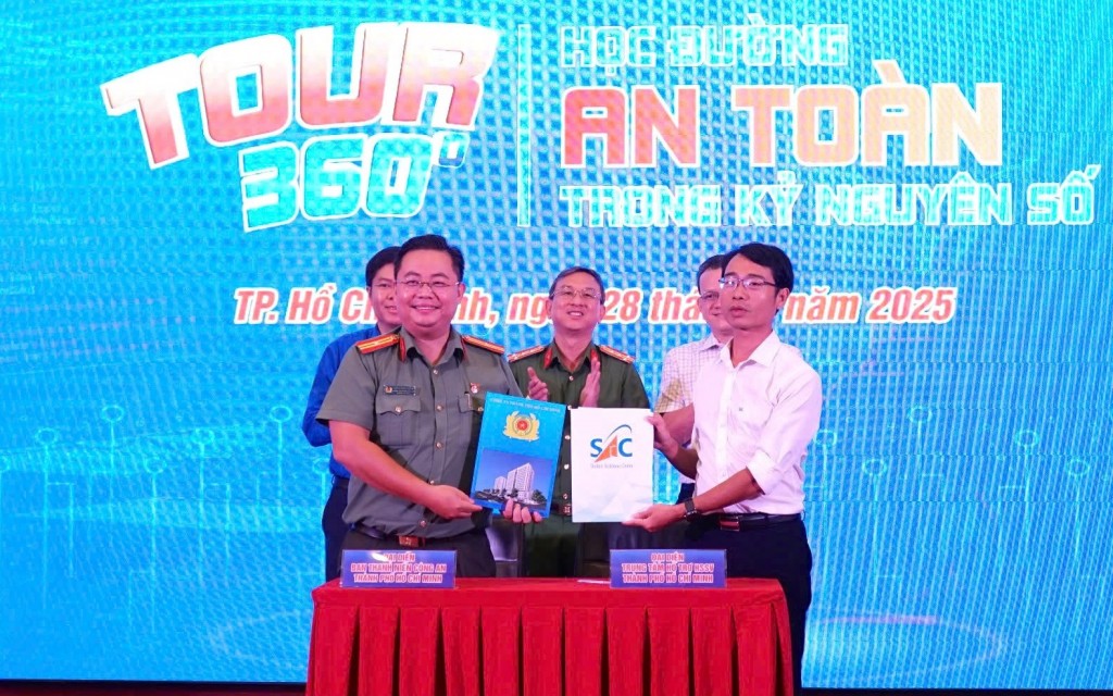 nghi thức ký kết giữa Ban Thanh niên CATP và Trung tâm hỗ trợ học sinh, sinh viên