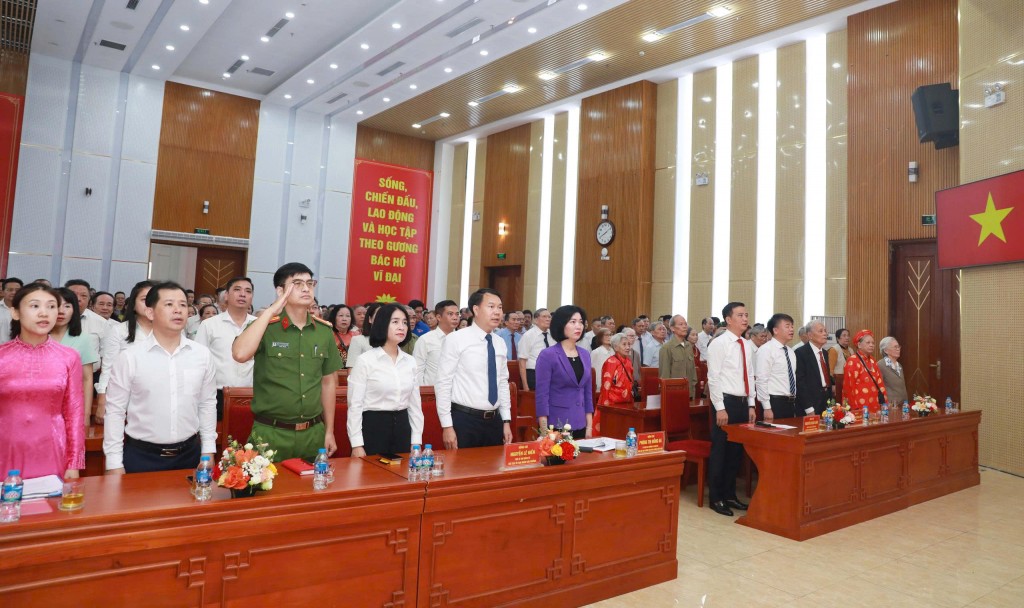 Sống gương mẫu, cống hiến, truyền cảm hứng cho thế hệ trẻ