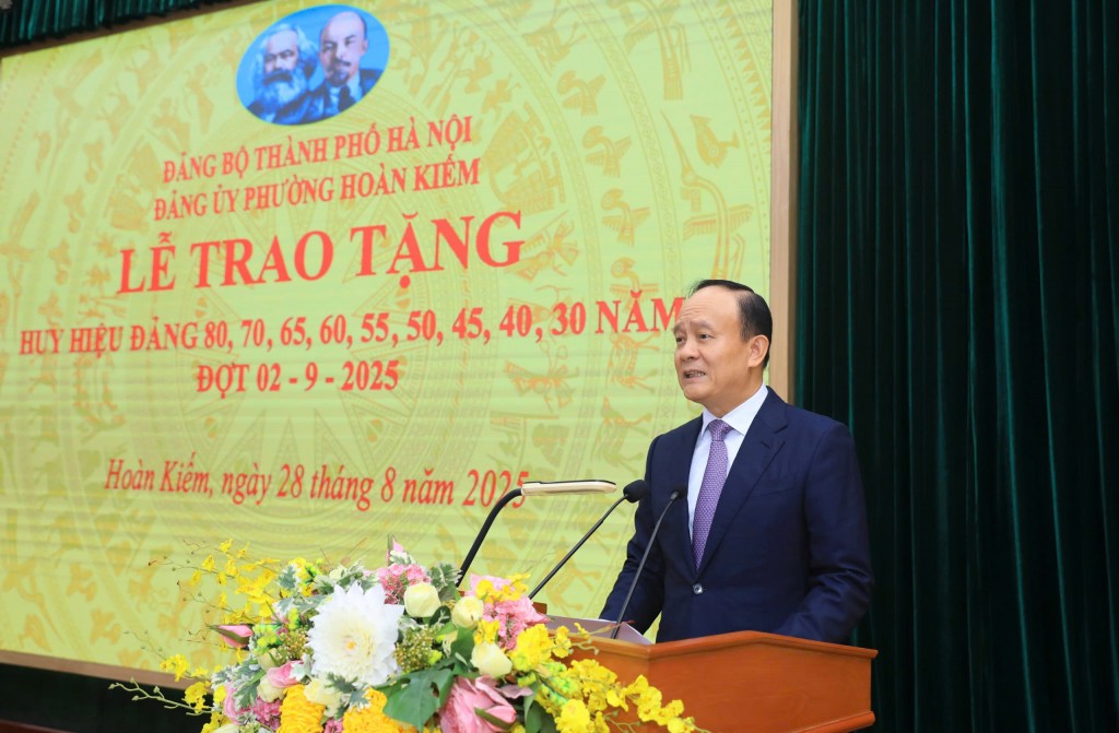 Tri ân những cống hiến bền bỉ của các thế hệ đảng viên