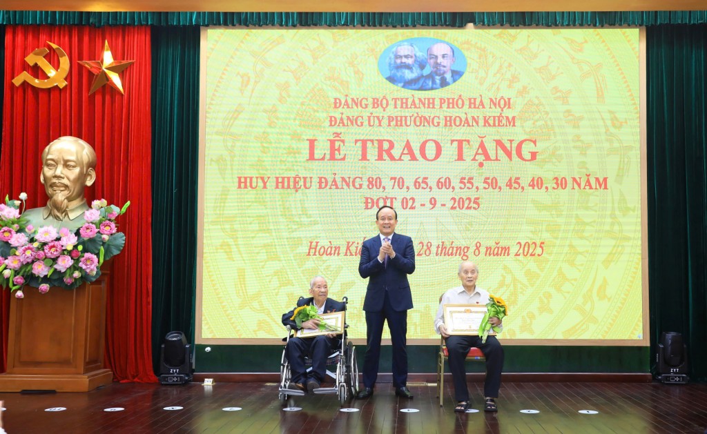 Tri ân những cống hiến bền bỉ của các thế hệ đảng viên