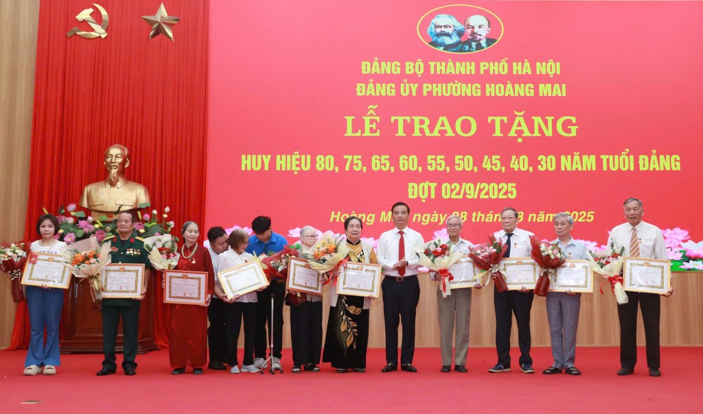 Tiếp tục sống gương mẫu, cống hiến, truyền cảm hứng cho thế hệ trẻ
