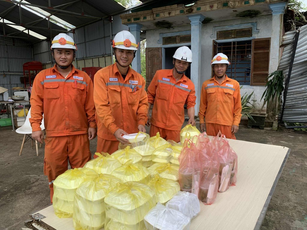 Những hộp cơm được vận chuyển ra hiện trường để người thợ điện tranh thủ khắc phục sự cố