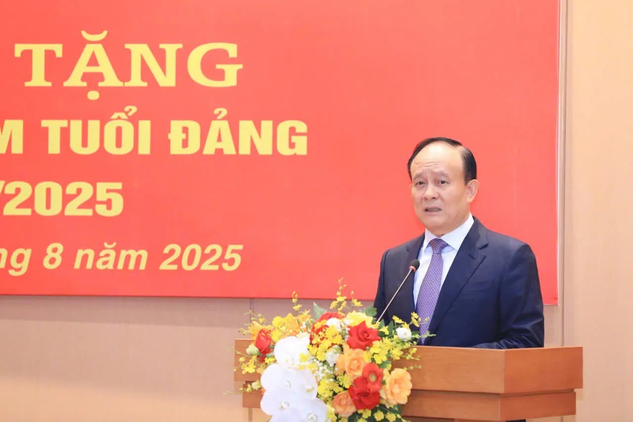 Phó Bí thư Thành ủy, Chủ tịch HĐND TP Nguyễn Ngọc Tuấn phát biểu chúc mừng đồng chí Phùng Thị Hồng Hà