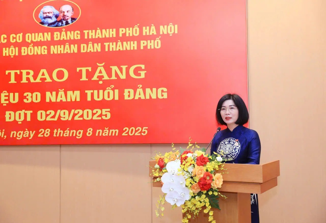 Phó Chủ tịch Thường trực HĐND TP Phùng Thị Hồng Hà bày tỏ xúc động, tự hào khi nhận Huy hiệu Đảng đúng dịp kỷ niệm 80 năm thành lập nước