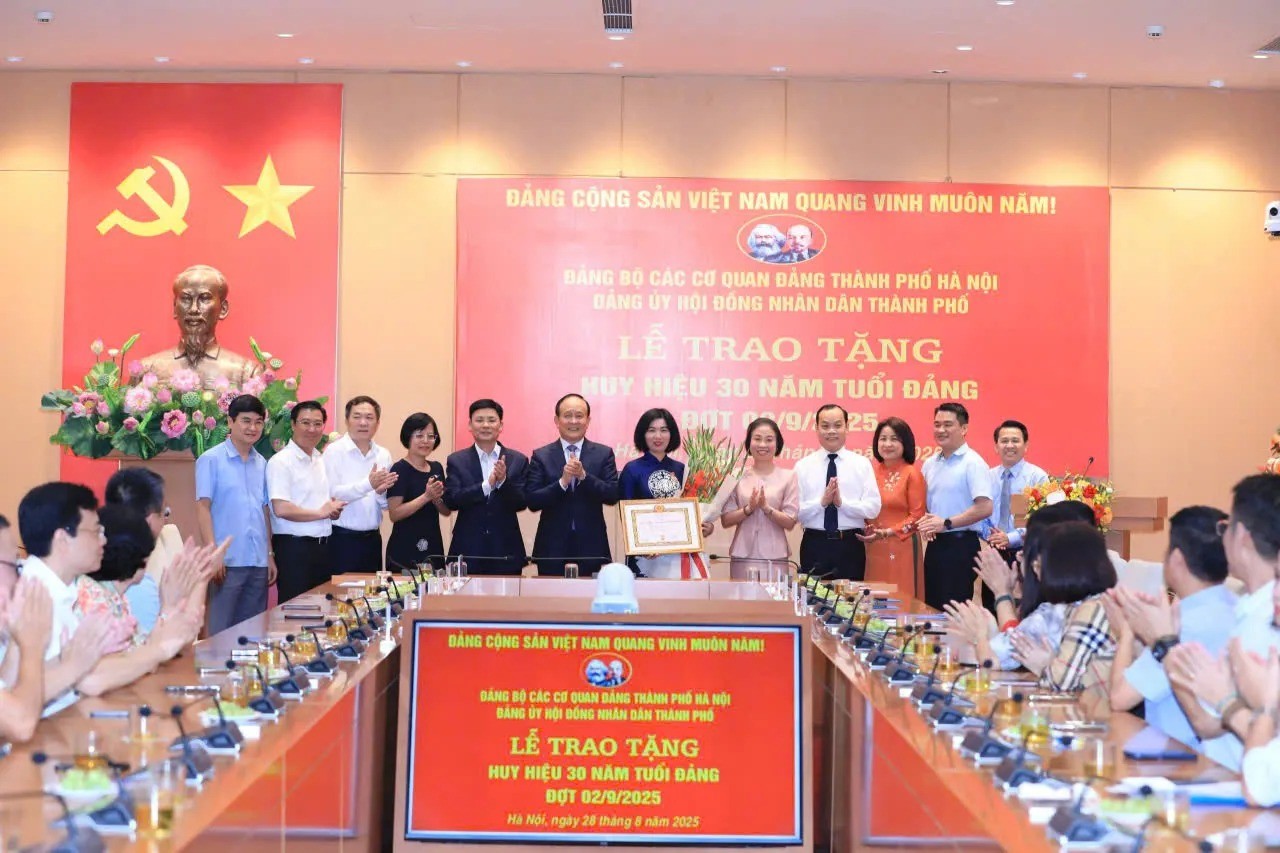 Thường trực HĐND TP, đại diện các Ban HĐND TP... tặng hoa chúc mừng đồng chí Phùng Thị Hồng Hà