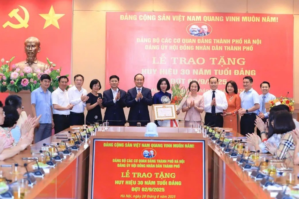 Đồng chí Phùng Thị Hồng Hà nhận Huy hiệu 30 năm tuổi Đảng