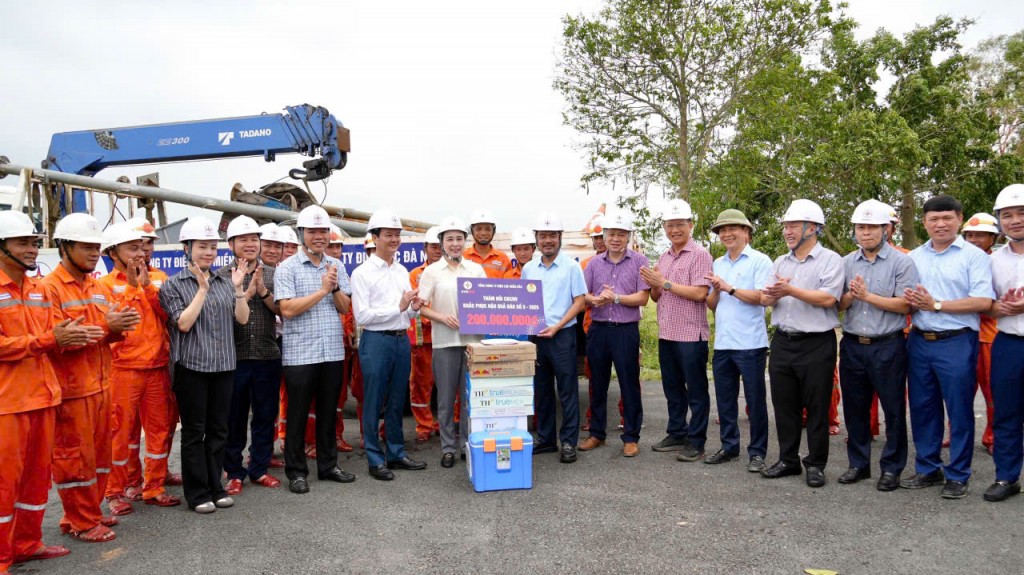 Quyết tâm khôi phục điện để phục vụ Nhân dân đón Tết Độc lập