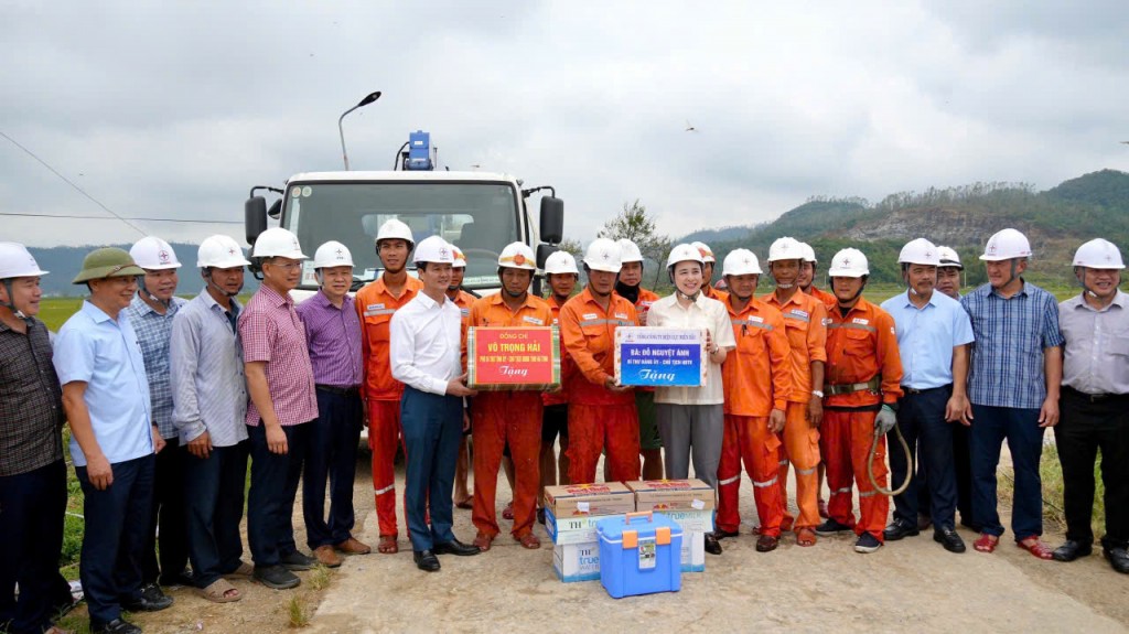 Chủ tịch EVNNPC và Phó Chủ tịch UBND tỉnh Hà Tĩnh Trần Báu Hà tặng quà cho đội xung kích PC Hà Tĩnh và PC Đà Nẵng tại xã Đan Hải và Nghi Xuân