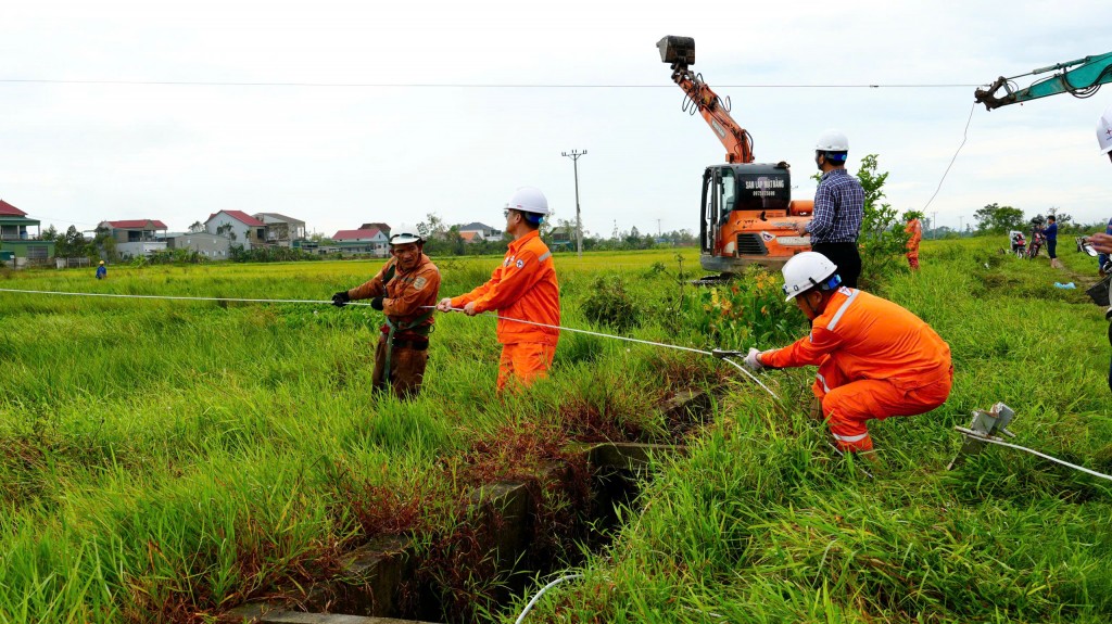 Từng cung đoạn đường dây tiếp tục được xử lý, kịp thời cấp điện cho người dân