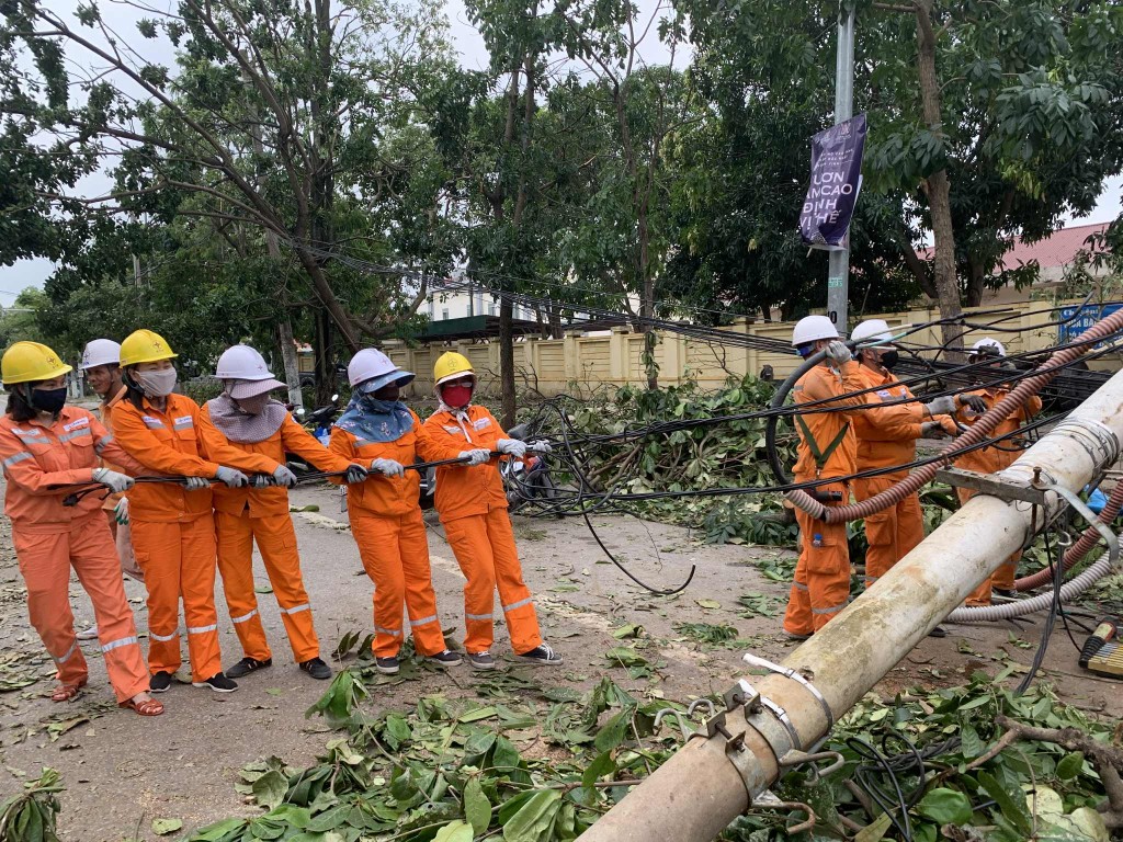 Quyết tâm khôi phục điện để phục vụ Nhân dân đón Tết Độc lập