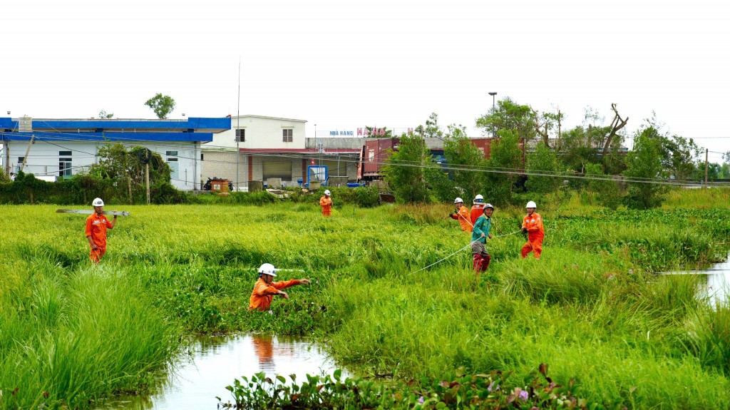 Quyết tâm khôi phục điện để phục vụ Nhân dân đón Tết Độc lập