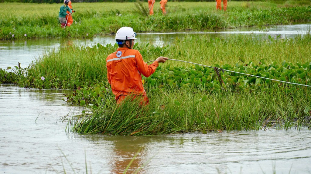 Đội xung kích Quảng Ninh lội sình lầy khắc phục sự cố lưới điện tại Can Lộc, Hà Tĩnh