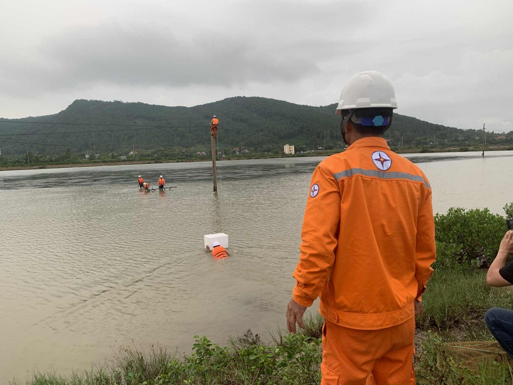 Những người thợ điện ngâm nước nhiều giờ để khắc phục lưới điện tại Thanh Hoá