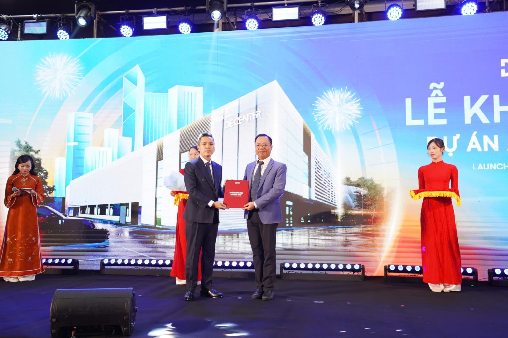 Lãnh đạo Ban Quản lý Khu Công nghệ cao và các KCN Đà Nẵng (bên phải) trao quyết định chấp thuận chủ trương đầu tư dự án AIDC DeCenter