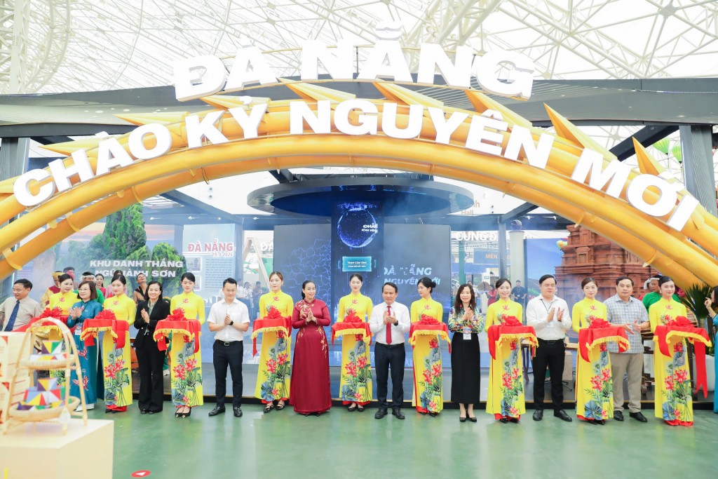 Các đại biểu Gian trưng bày “Đà Nẵng – Chào kỷ nguyên mới” 