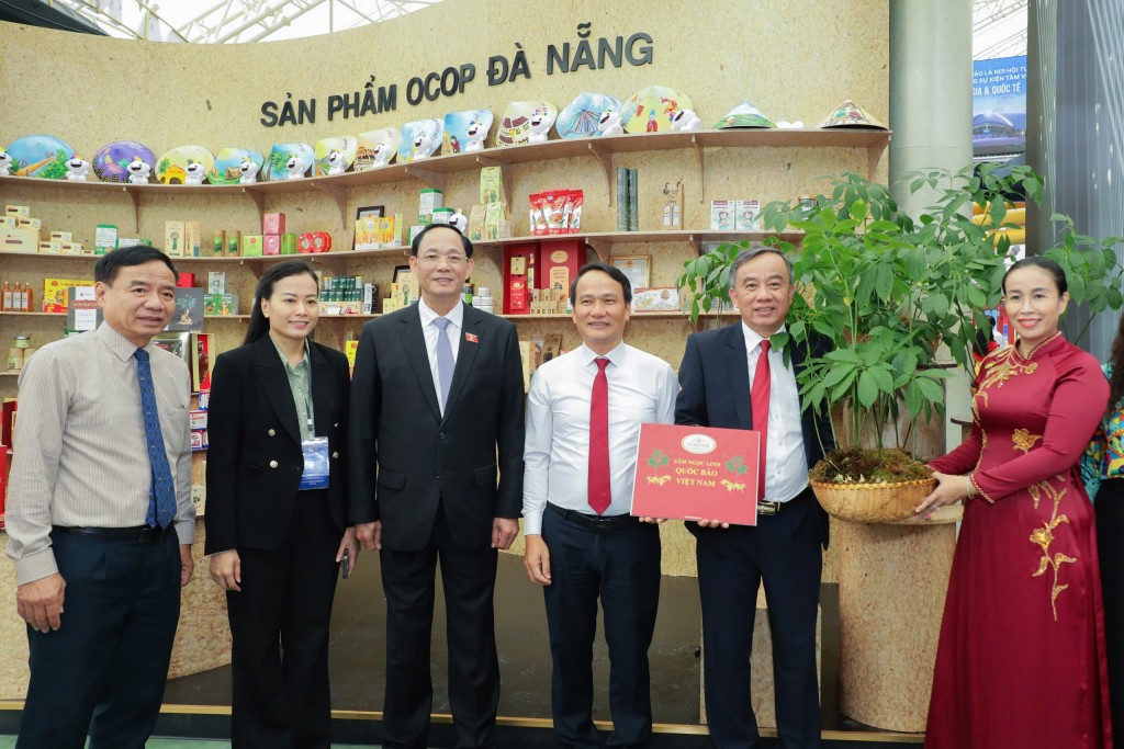 Lãnh đạo TP Đà Nẵng tham quan gian trưng bày sản phẩm OCOP đặc trưng của thành phố