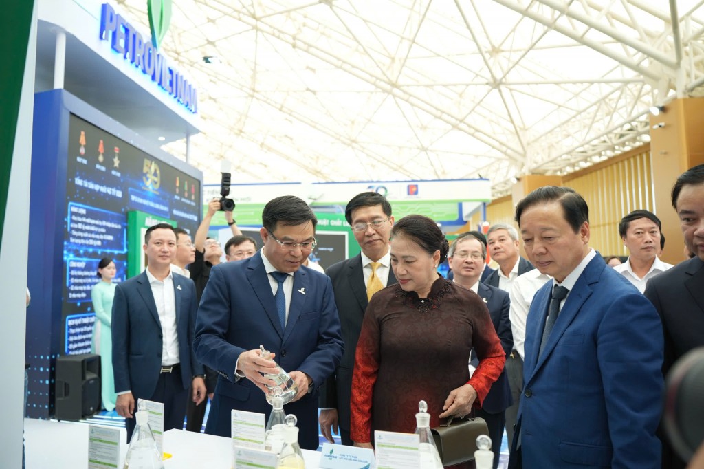 Nguyên Chủ tịch Quốc hội Nguyễn Thị Kim Ngân và Phó Thủ tướng Trần Hồng Hà tham quan gian trưng bày của các doanh nghiệp trong khuôn khổ triển lãm thành tựu đất nước.