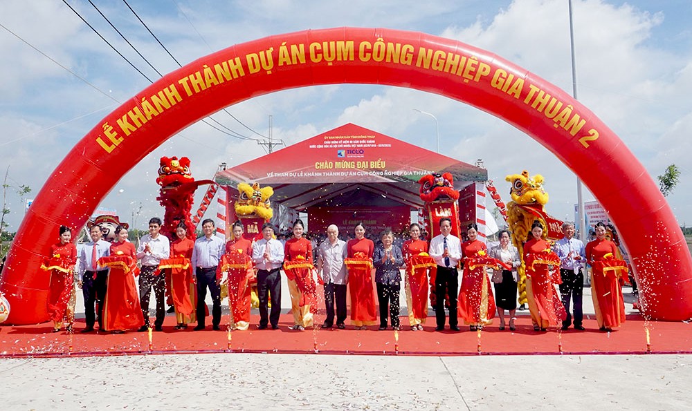 Các đại biểu thực hiện nghi thức khai trương dự án Cụm công nghiệp Gia Thuận 2