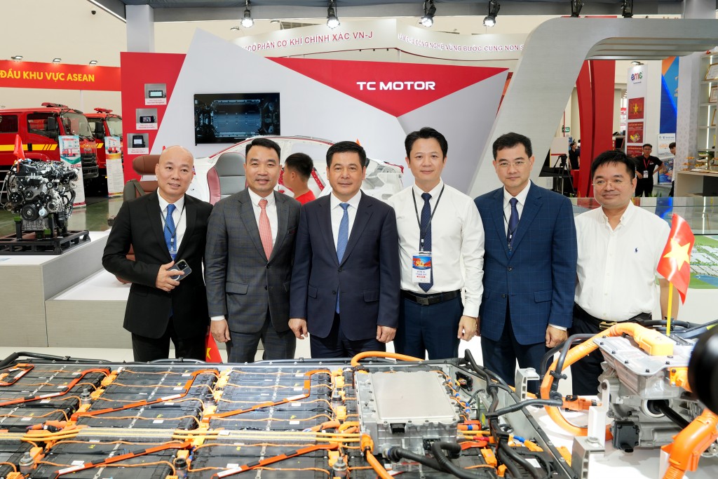 Bộ trưởng Bộ Công thương Nguyễn Hồng Diên (thứ 3 từ trái sang) và Phó Chủ tịch TC Group - Ông Lê Ngọc Đức (thứ 2 từ trái sang) tại không gian triển lãm của Tập đoàn Thành Công