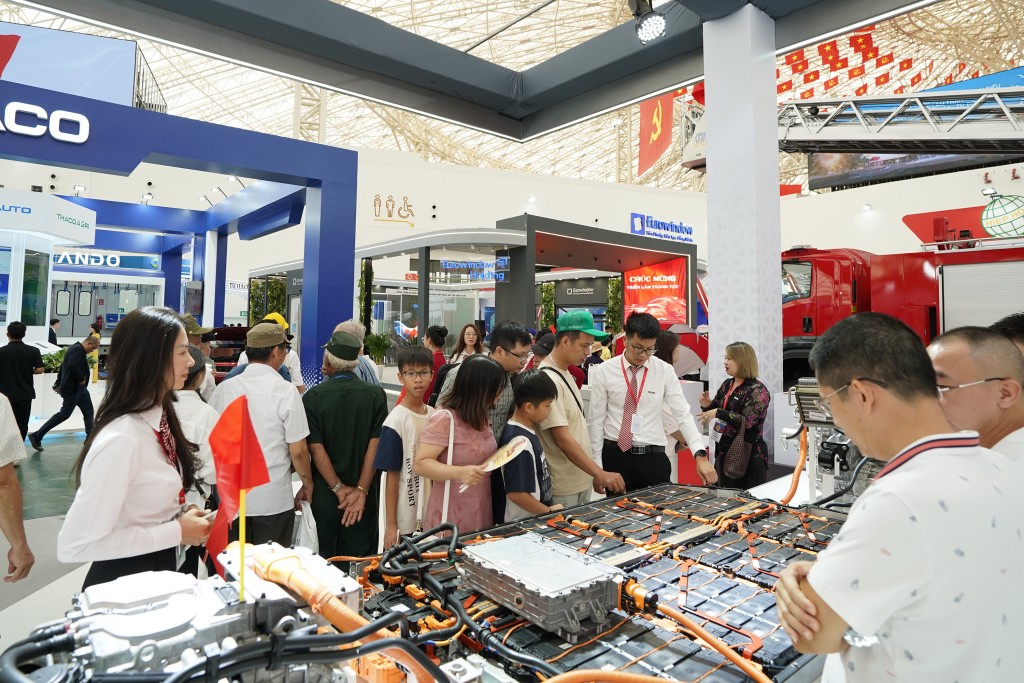 05.	Hệ khung pin xe điện E-GMP được trang bị trên xe điện Hyundai là một bước đột phá trong công nghệ xe điện, hỗ trợ mục tiêu phát triển bền vững với hiệu suất cao và khả năng sạc nhanh. Hệ thống này giúp tối ưu hóa năng lượng, giảm chi phí và mở ra tươn