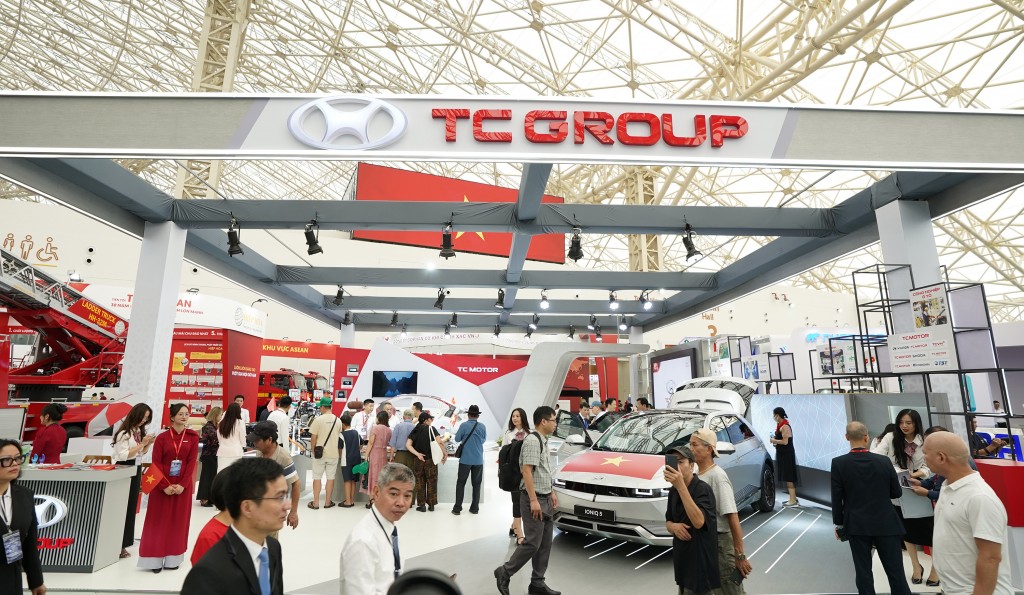 07.	Khách tham quan hào hứng tham quan không gian triển lãm của TC Group và được giới thiệu về những sản phẩm như xe Hyundai IONIQ 5, hệ khung gầm MQB của Volkswagen ứng dụng trên các dòng xe của Skoda.