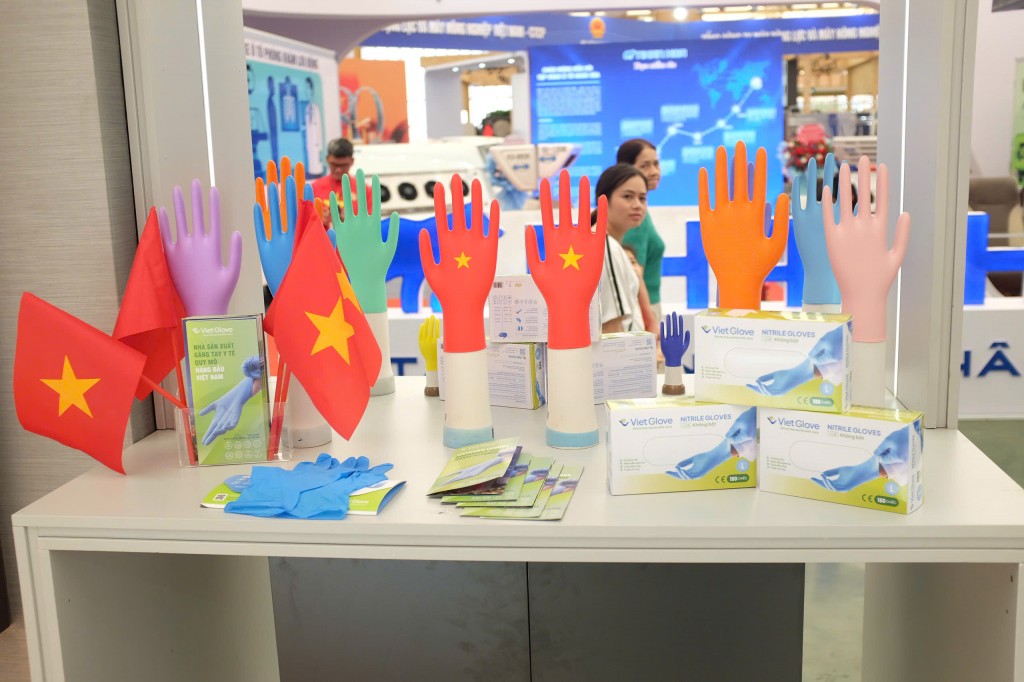 08.	Các sản phẩm găng tay y tế của Viet Glove - một trong những đơn vị trực thuộc TC Group, Viet Glove đạt năng lực sản xuất 10 tỷ chiếc/ năm, với các thị trường xuất khẩu là Nhật Bản, Mỹ, EU…