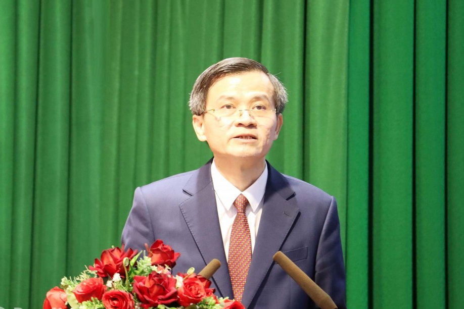 PGS.TS Đoàn Minh Huấn, Ủy viên Trung ương Đảng, Phó Giám đốc Thường trực Học viện Chính trị Quốc gia Hồ Chí Minh phát biểu giao nhiệm vụ. Ảnh: Đặng Hùng