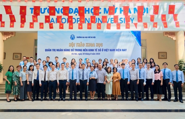 Sinh viên “mở khóa” tư duy ngân hàng số