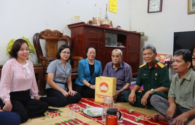 Lãnh đạo Ủy ban MTTQ Việt Nam TP Hà Nội thăm, tặng quà hội viên khó khăn tại xã Quang Minh