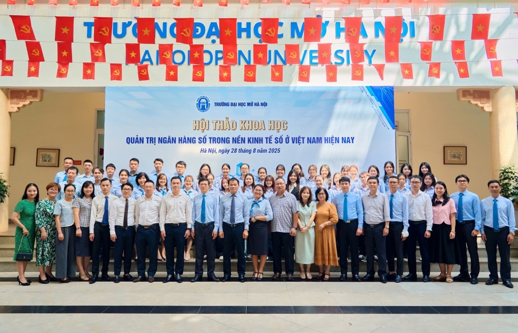 Sinh viên “mở khóa” tư duy ngân hàng số