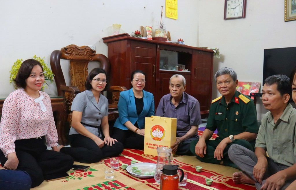 Lãnh đạo Ủy ban MTTQ Việt Nam TP Hà Nội thăm, tặng quà hội viên khó khăn tại xã Quang Minh