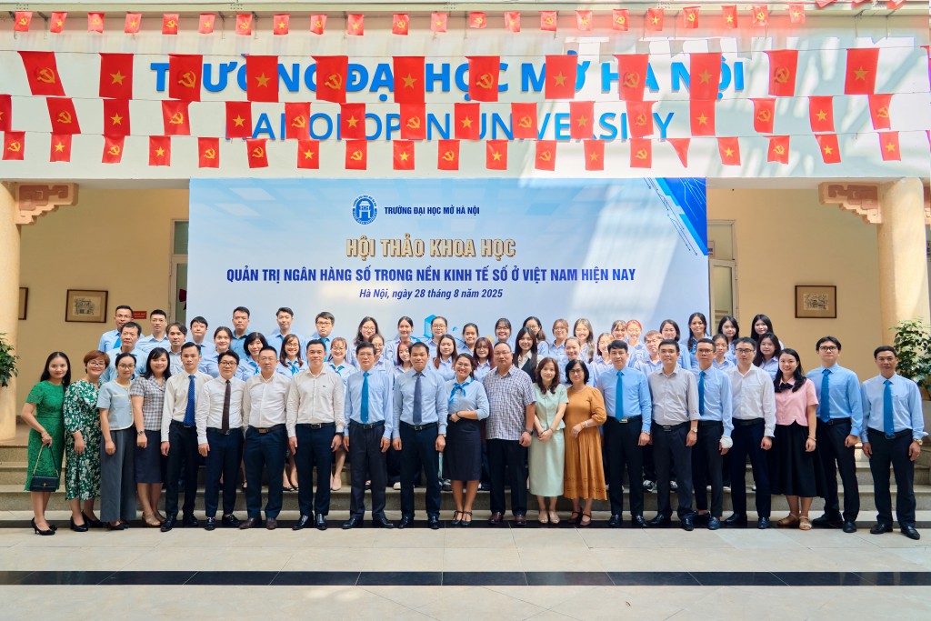 Các chuyên gia, thầy cô giáo và sinh viên Trường Đại học 